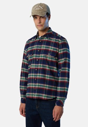 Kariertes Hemd mit den Farben Blau, Rot und Grün, mit Knopfleiste vorne, zwei Brusttaschen und langen Ärmeln. Kombiniert mit einer beigen Mütze.
