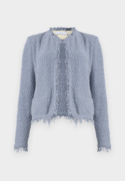 Blå texturerad jacka med trasig nederkant, rund hals och långa ärmar. Tillverkad av ett mjukt, nubby tyg med vertikala sömmar fram.