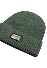 Groene gebreide beanie met ribbelstructuur, voorzien van een zwart label met de tekst "PROTEST" en bergontwerpen, met een opgevouwen boord.