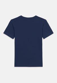 Μπλουζάκι από βαμβάκι σε ναυτικό μπλε χρώμα, με κοντά μανίκια, στρογγυλή λαιμόκοψη και λεία υφή· διαθέτει απλή ραφή χωρίς γραφικά.