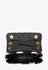 Borsa in tessuto nero con dettagli in paillettes, dotata di chiusura a scatto e accessori in oro, aperta per mostrare l'interno con motivo a fantasia.
