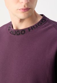 HUGO SMARLO - Strikkegenser - open purple