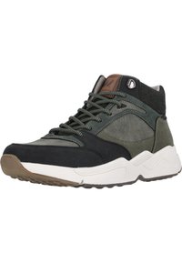 Höga sneakers i en kombination av svarta, gröna och grå material. Texturerad mocka och tygdetaljer, tjocka snören och en vit sula.