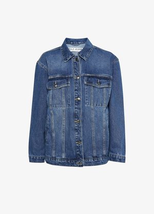 Traper jakna u srednje plavoj boji s klasičnom ovratnikom, dva džepa na grudima i kopčanjem na dugmad. Ima opušteni kroj i blage znakove trošenja.