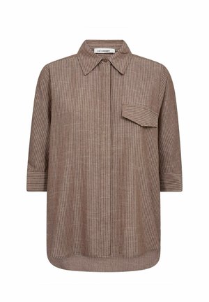 Hnedá košeľa s tenkými pruhmi a dlhým rukávom, širokým golierom a jedným šikmým náprsným vreckom, s ukrytou prednou légou na gombíky.