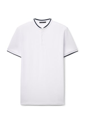 Polo bianca a maniche corte con colletto rotondo, rifinita con un bordo navy, chiusura con tre bottoni e tessuto liscio e strutturato.