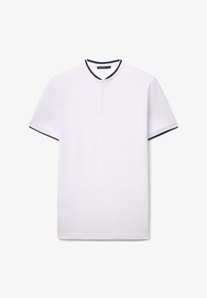 Polo bianca a maniche corte con colletto rotondo, rifinita con un bordo navy, chiusura con tre bottoni e tessuto liscio e strutturato.