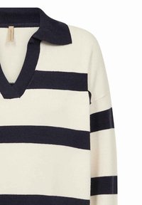 Gestreepte trui met V-hals en kraag, met afwisselende horizontale strepen in marineblauw en crème. Zachte gebreide textuur.