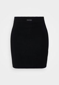 Fekete kötött szoknya bordázott derékrésszel és logós címkével. A fazon testhez simuló, kiemeli az elegáns vonalvezetést. Az anyag sima tapintású.