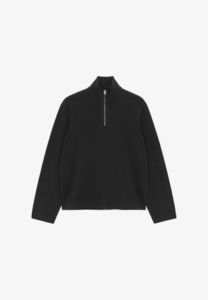 Maglione nero a maniche lunghe con collo alto a coste e chiusura a mezza cerniera al centro frontale.