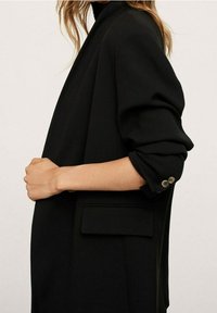 Mango Abrigo corto - black