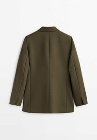 Blazer vert olive à manches longues avec une fente au dos et un col cranté, présenté à plat sur un fond blanc.