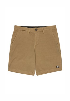 Pantalones cortos casuales color canela para hombre con bolsillos frontales, cierre de botón, trabillas para cinturón y pequeño logo negro en el dobladillo izquierdo.