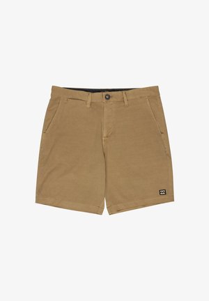 Pantalones cortos casuales color canela para hombre con bolsillos frontales, cierre de botón, trabillas para cinturón y pequeño logo negro en el dobladillo izquierdo.