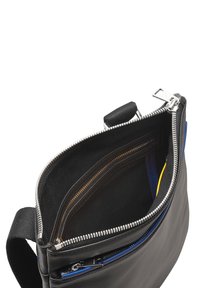 Bolso de cuero negro con cierre de cremallera, forro interior texturizado y acentos de cremallera azul en contraste. Diseño compacto con bolsillos interiores.