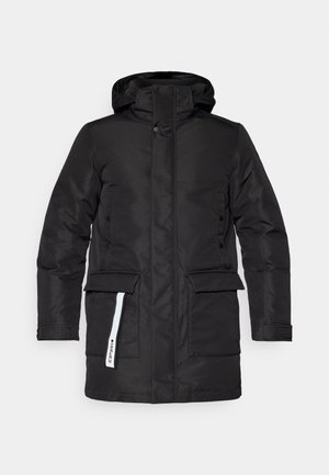 Juodas izoliuotas parka su kapišonu, dviem priekinėm kišenėm, spaudžių uždarymu ir baltu šoniniu užtrauktuku. Lygi, vandens nepralaidi medžiaga.