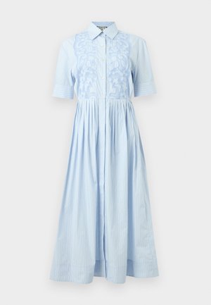 Robe midi rayée bleu clair avec manches courtes, boutonnage sur le devant, col pointu et broderie florale en dentelle sur la poitrine.