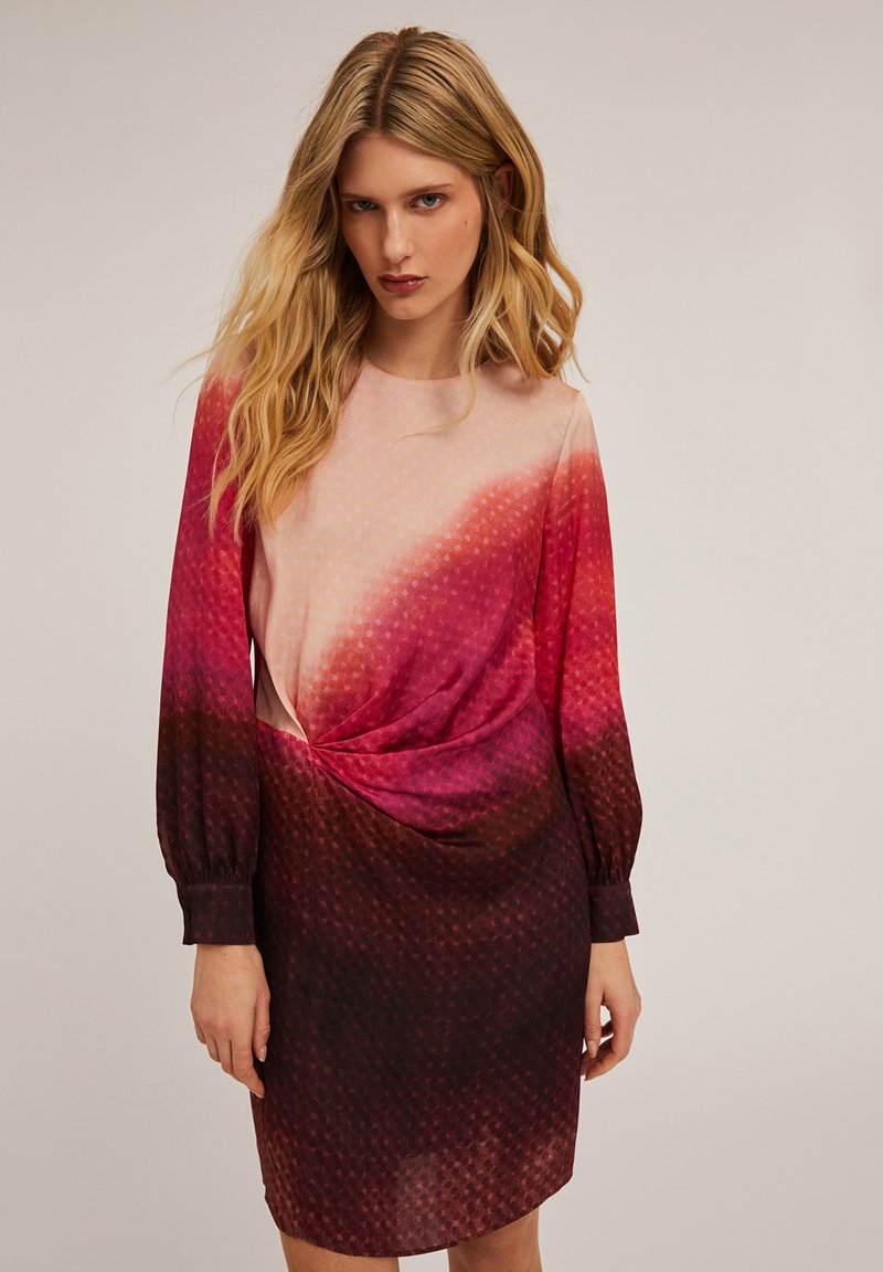 Rochie cu mânecă lungă, cu un gradient de la roz la roșu închis, având un detaliu cu nod răsucit la talie și un model texturat cu buline.