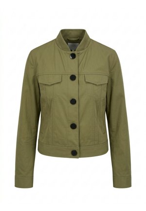 Giacca corta verde oliva con collo alla coreana, cinque grandi bottoni neri sul davanti e due tasche con patta sul petto.