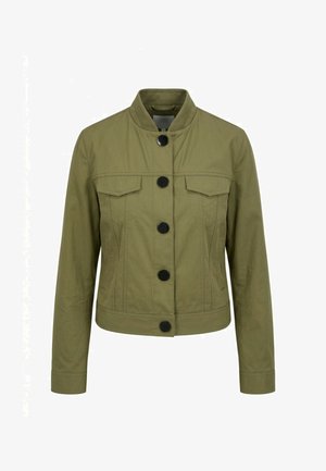 Giacca corta verde oliva con collo alla coreana, cinque grandi bottoni neri sul davanti e due tasche con patta sul petto.