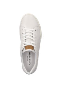 Weiße Ledersneaker mit runder Zehenpartie, flachen Schnürsenkeln, braunen Akzenten an der Zunge und strukturierten Sohlen. Einfaches Design mit minimaler Detailierung.