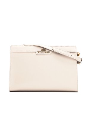 Beige rechthoekige leren clutch met gouden Wittchen-logo en verstelbare polsband op witte achtergrond.