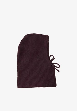 Bonnet tricoté de couleur bordeaux foncé avec un motif côtelé texturé et des liens latéraux pour l'ajustement. Matière douce, offrant chaleur et couverture.