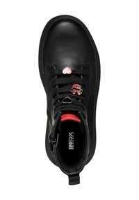 Czarne skórzane buty typu high-top z różowymi serduszkami i ozdobami w kształcie cukrowej laski, czarnymi sznurówkami, czerwonymi akcentami i teksturowanym wykończeniem. Logo Geox widoczne wewnątrz.