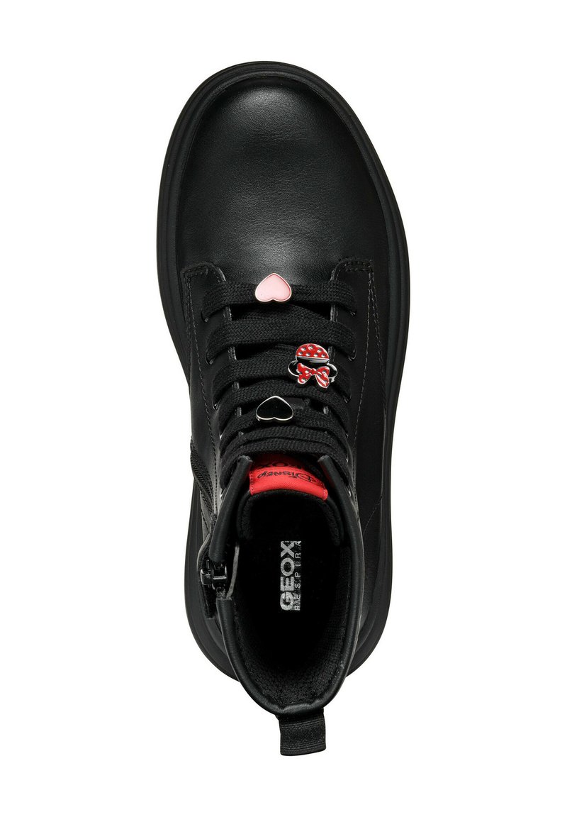 Schwarze Leder-Hohe Schuhe mit rosa Herz- und Zuckerstangen-Anhängern, schwarzen Schnürsenkeln, roten Akzenten und strukturierter Innenauskleidung. Geox-Branding ist im Inneren sichtbar.