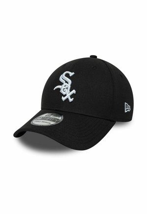 Schwarze Baseballkappe mit weißem Chicago White Sox-Logo vorne und New Era-Logo an der Seite, leicht schräg gezeigt.