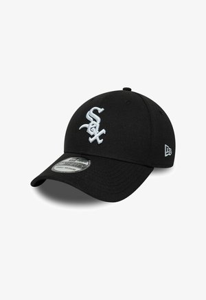 Schwarze Baseballkappe mit weißem Chicago White Sox-Logo vorne und New Era-Logo an der Seite, leicht schräg gezeigt.