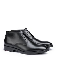 Schwarze Leder-Stiefeletten mit glatter Oberfläche, Schnürdesign, runder Zehenpartie und niedrigem Gummihip; mit gestickten Akzenten und einem Logotag.