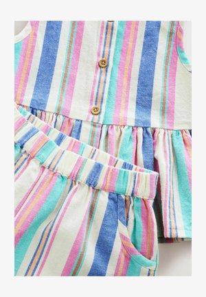 Ujjatlan babaruha függőleges pasztell csíkokkal kék, rózsaszín, türkiz és narancssárga színekben, fa gombokkal és elasztikus derékpántos rövidnadrággal.