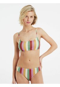 Pruhovaný bikiny set s viacfarebným dizajnom obsahujúcim zelené, žlté, červené a fialové odtiene. Nastaviteľné nastaviteľné ramienka, mäkká látková textura.