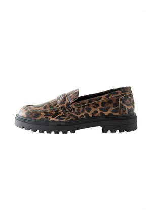 Mocassino con tacco basso, suola nera robusta e tomaia marrone con stampa leopardata, dotato di classica fascia penny sul davanti.