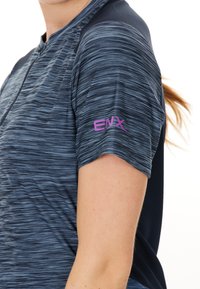 Mörkblå sporttröja med en texturerad, randig mönstring. Har en dragkedja i kragen och en rosa "ENX"-logotyp på ärmen. Korta ärmar.
