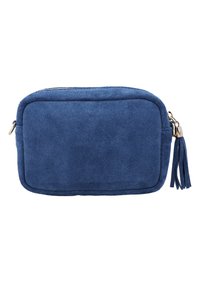 Blå mocka rektangulär väska med slät textur, dragkedjestängning och en fransdetalj på ena sidan. Mjuk och minimal design.