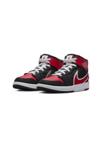 Schwarze und rote Mid-Top-Sneakers mit einem Obermaterial aus Leder und Textil, weißen Schnürsenkeln, einer perforierten roten Zehenbox und einer weißen Gummisohle.