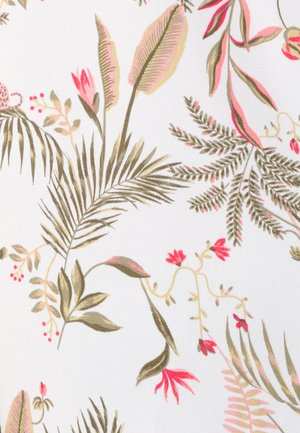 Fond blanc avec des illustrations botaniques dispersées de feuilles tropicales vertes et roses ainsi que de petites fleurs rouges.