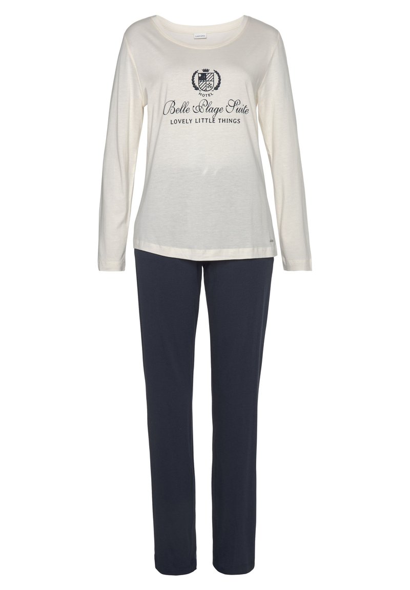 Top de manga larga color beige claro con texto gráfico en navy, combinado con pantalones navy oscuros. Tejido suave, corte relajado y diseño sencillo.