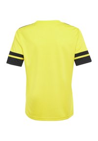 Gelbes Sporttrikot mit kurzen Ärmeln, versehen mit schwarzen Streifen und Besätzen. Hergestellt aus glattem, atmungsaktivem Material, das einen standardmäßigen Sportschnitt betont.
