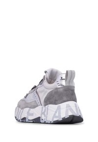 Graue Turnschuhe aus einer Kombination von Wildleder und Netzmaterialien, mit einem klobigen Design, reflektierenden Akzenten und auffälligen Marken-Sohlen.