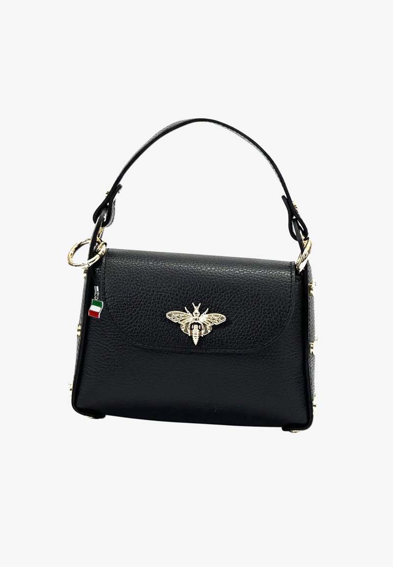 Sac à main en cuir noir avec une finition texturée, quincaillerie en forme d'abeille dorée à l'avant, rivets décoratifs sur les côtés et une bandoulière amovible.