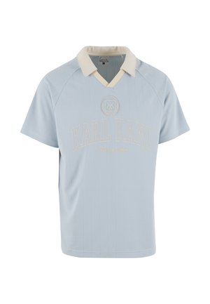 Polo de manga corta azul claro con cuello crema, rayas finas verticales y logotipo "KARL KANI" bordado en crema.