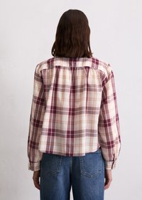 Chemise à carreaux à coupe ample, présentant des nuances de bordeaux, beige et crème ; manches longues avec poignets froncés ; tissu léger.