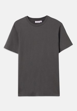 T-shirt à col rond gris foncé, à manches courtes, uni, avec une petite étiquette de marque blanche à l'intérieur du col sur un fond blanc.