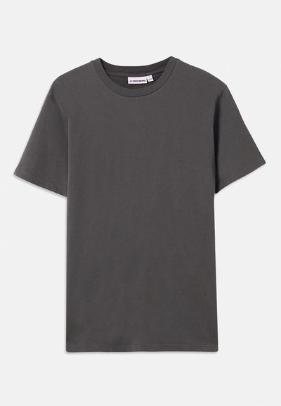 Effen donkergrijze kortekoope T-shirt met ronde hals en een klein wit merklabel binnenin de kraag, tegen een witte achtergrond.