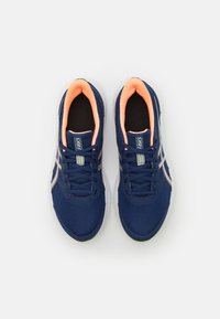 Zapatillas deportivas de color marino con parte superior de malla, forro en un tono naranja claro que contrasta, plantilla negra y suela blanca. Incluyen cordones y el logo de Asics.