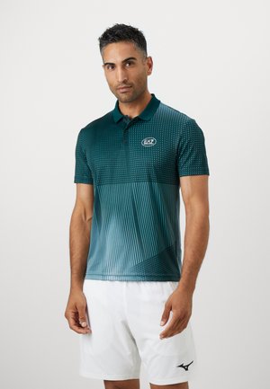 T-shirt polo vert foncé avec un motif dégradé, doté de designs à pois et rayés. Il a un col et le logo EA7 sur la poitrine.