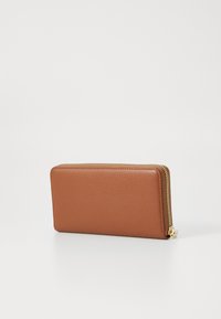Portefeuille en cuir texturé marron avec fermeture éclair dorée, en forme rectangulaire, surface lisse et sans motifs ni accents visibles.